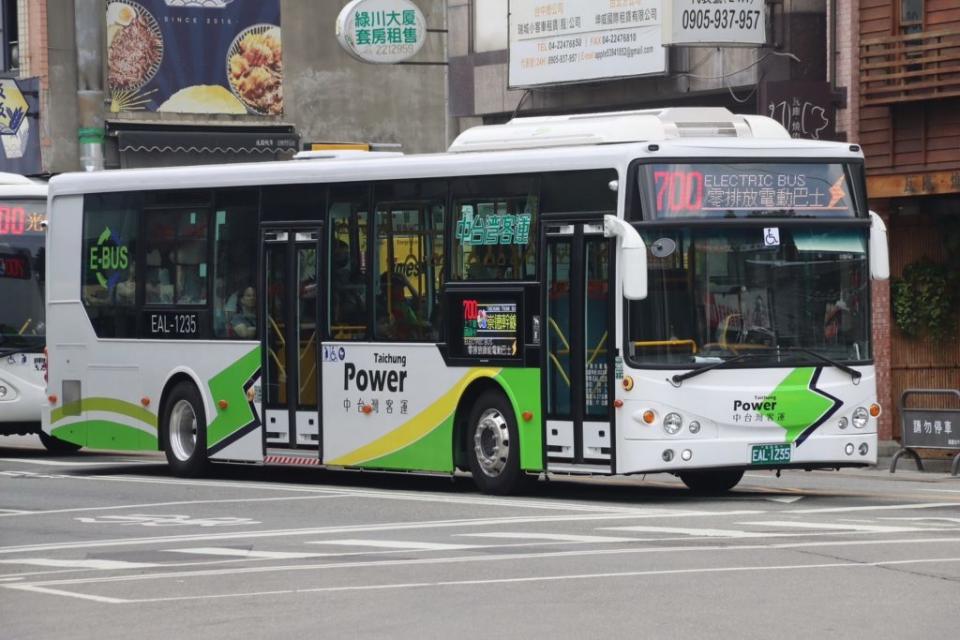 台中市再新增二十七輛電動公車投入服務，未來全市電動公車數量將達四百零八輛。（記者陳金龍攝）