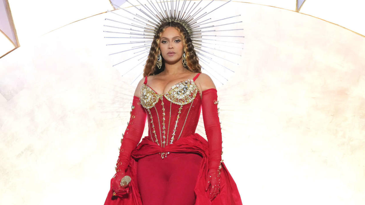 DUBAI, UNITED ARAB EMIRATES - JANUARY 21: Beyoncé performs on stage headlining the Grand Reveal of Dubai's newest luxury hotel, Atlantis The Royal on January 21, 2023 in Dubai, United Arab Emirates.  (Photo by Kevin Mazur/Getty Images for Atlantis The Royal)