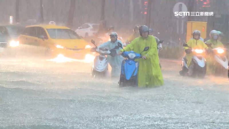 颱風襲擊，可能會造成街道、馬路淹水。（示意圖／資料照）