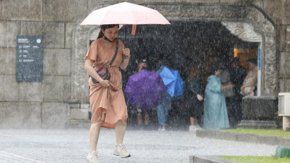 中央氣象署針對7縣市發布大雨特報，恐下到晚上。廖瑞祥攝