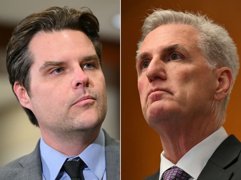 El representante Matt Gaetz, republicano de Florida, y el ahora expresidente de la Cámara de Representantes, Kevin McCarthy, republicano de California.