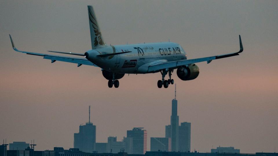 Eine Maschine der Gulf Air setzt am Morgen auf dem Flughafen Frankfurt zur Landung an.