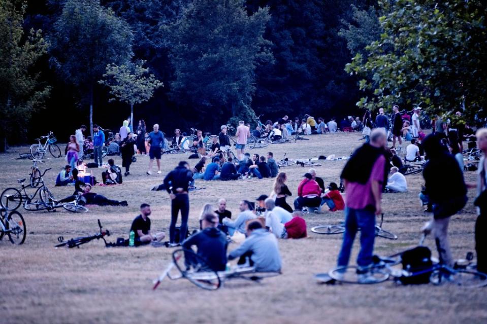 Menschen sitzen nachts im Volkspark Hasenheide auf einer Wiese.<span class="copyright">Christoph Soeder / dpa</span>