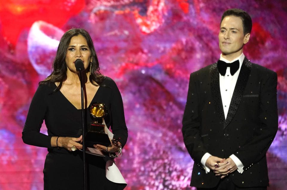 Germaine Franco, izquierda, recibe el premio a mejor banda sonora para un medio audiovisual por 