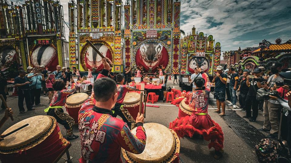 義民節祭典得獎爐主請來鼓陣場面熱鬧。（圖：縣府提供）