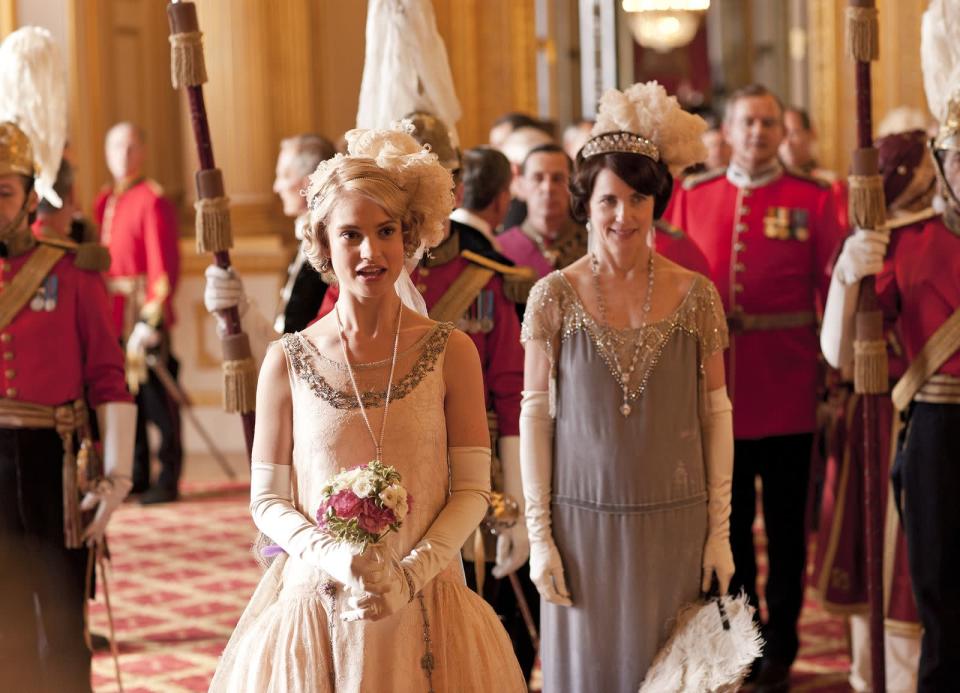 Nur in der vierten und fünften Staffel spielte Lily James in "Downton Abbey" eine Hauptrolle: In der finalen Staffel war Lady Rose, die lebensfrohe wie rebellische Cousine der Crawley-Schwestern, bereits nach New York ausgewandert. (Bild: Universal Pictures)