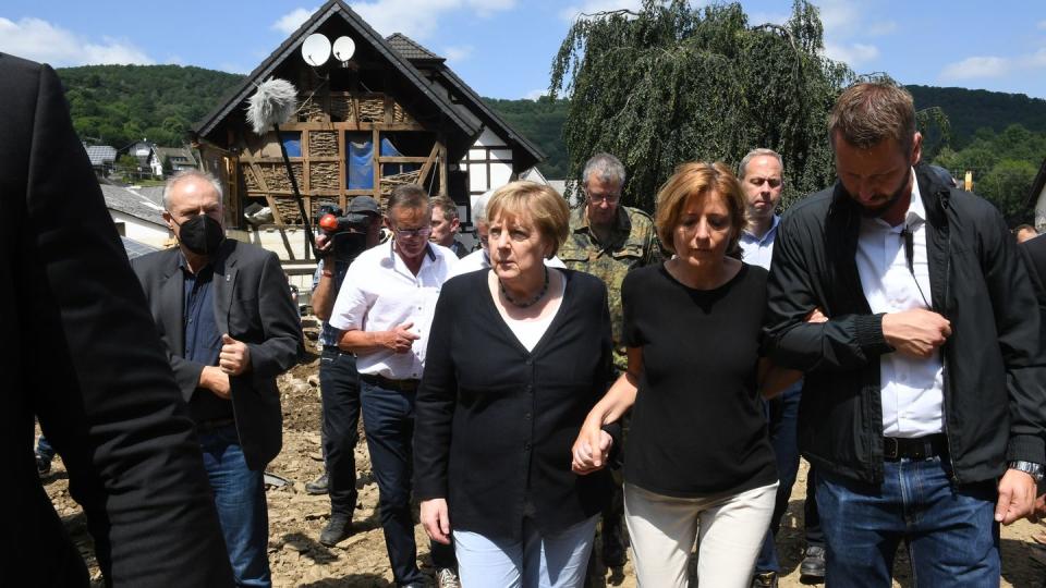 Kanzlerin im Katastrophengebiet: Begleitet von Rheinland-Pfalz' Ministerpräsidentin Malu Dreyer hat Angela Merkel den Hochwasser-Hotspot Schuld besucht.