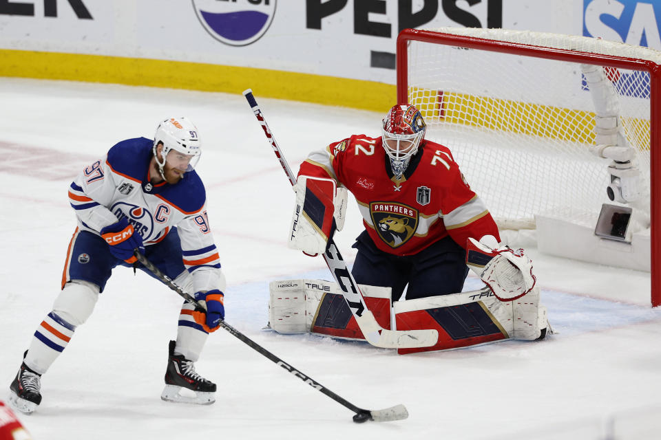 Sergei Bobrovsky (72) fue pieza determinante en el título de los Florida Panthers y se anticipa que algún día llegue al Salón de la Fama. (Foto: Elsa/Getty Images)