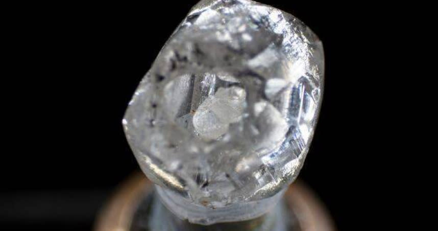印度鑽石商近期公佈發現一顆極為罕見、名為「跳動之心」的鑽中鑽。（圖／翻攝自推特）