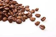 <b>Le café</b><p> Le réfrigérateur et le congélateur créent de la condensation qui peut altérer le goût du café moulu et du café en grains. Le mieux, c'est de garder le café dans une boîte hermétique, dans le garde-manger.</p>