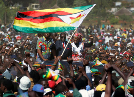 Zimbabwe's President Robert Mugabe and his wife Grace greet supporters of his ZANU (PF) party during the "One Million Man March", a show of support of Mugabe's rule in Harare, Zimbabwe, May 25, 2016. REUTERS/Philimon Bulawayo.