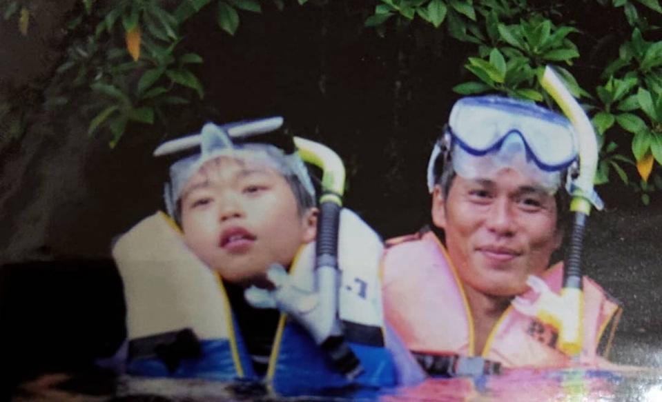 U:NUS蔡承祐提供他小時候第一次跟家人出國去帛琉的照片，右為蔡爸爸。（圖／U:NUS蔡承祐提供）