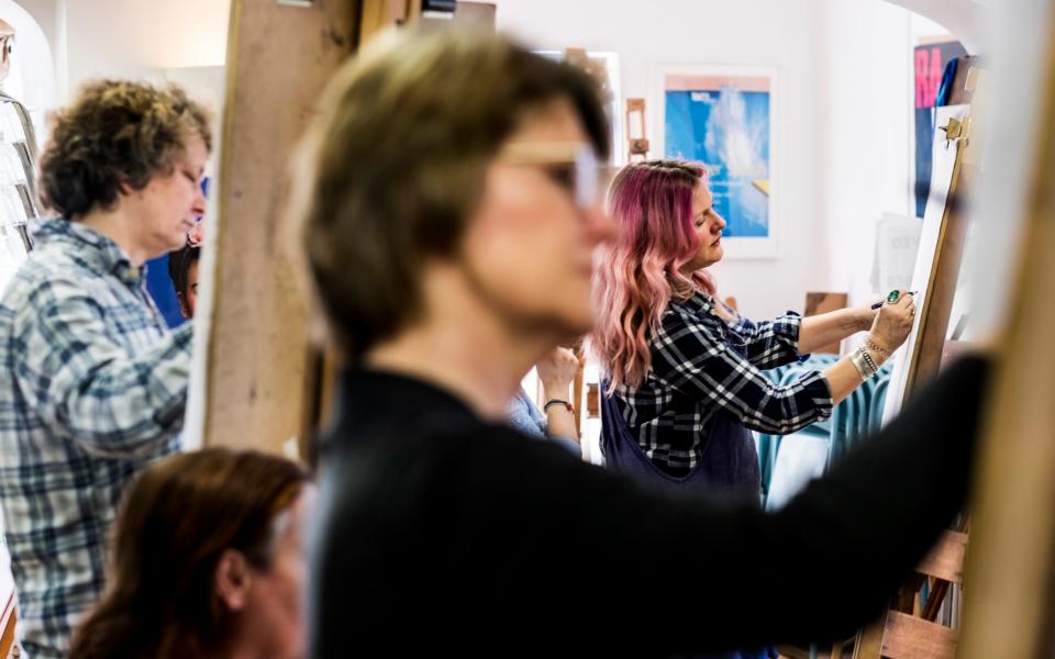 Cunard offers watercolor lessons hosted by its own artist in the dormitory