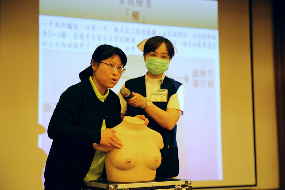 花蓮慈院護理部個案管理師蘇慧如(左)，教婦女乳房自我檢查。