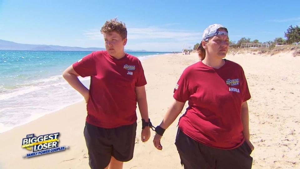 Beachtraining? "Ich hasse Sand", machte Andrea (rechts) keinen Hehl aus ihrer Abneigung. Sohn Jan fand Mamas Trainingsfrust nicht so prickelnd. (Bild: SAT.1)