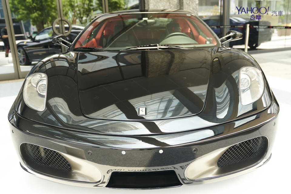 F430車頭設計，有Enzo Ferrari大氣壩開口的影子。