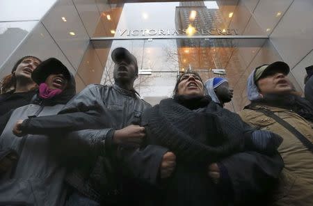 Demonstators link arms in solidary as they gather to protest last year's shooting death of black teenager Laquan McDonald by a white policeman and the city's handling of the case at an intersection in the downtown shopping district of Chicago, Illinois, November 27, 2015. REUTERS/Jim Young