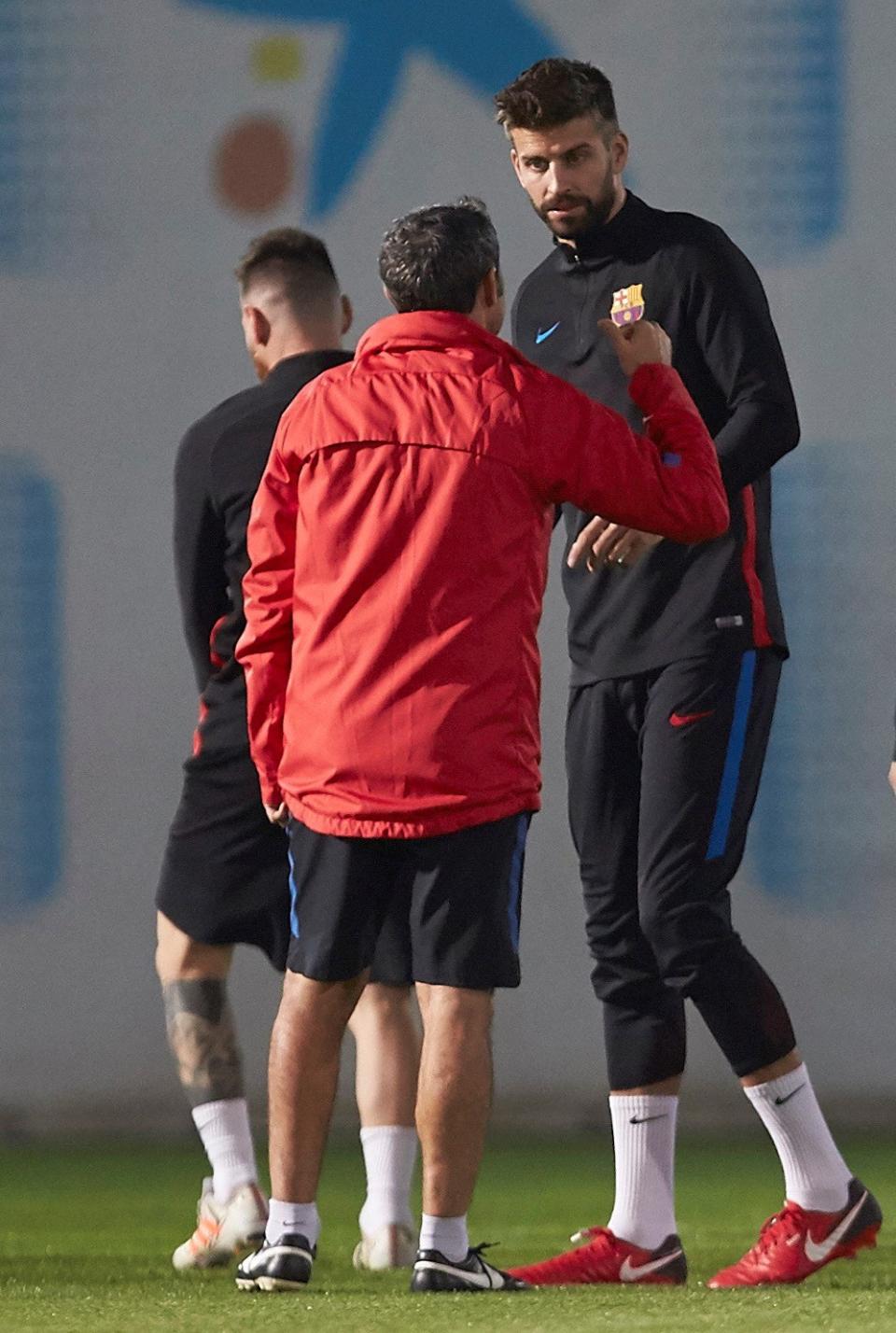 El jugador del FC Barcelona Josep Piqué (d) conversa con el entrenador Ernesto Valverde (c), durante un entrenamiento en la ciudad deportiva Joan Gamper. / Foto: EFE-Alejandro García