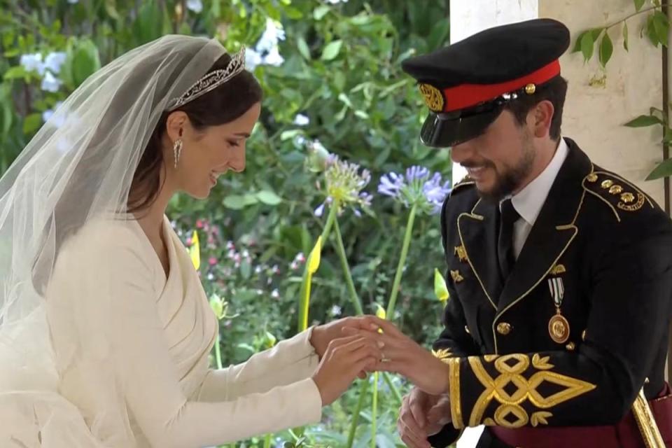 Jordan’s Crown Prince Hussein and Rajwa Al Saif exchange rings (VIA REUTERS)