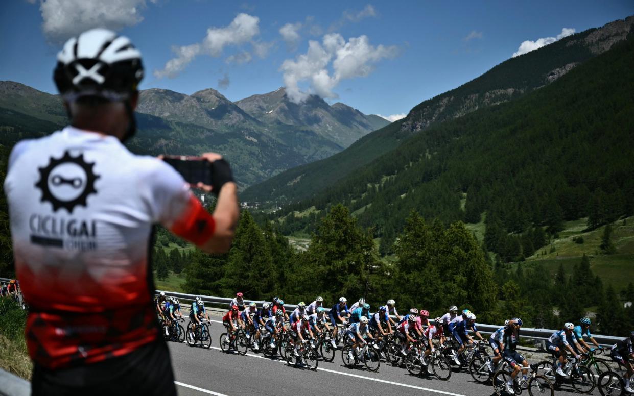 The peloton making their way on stage four