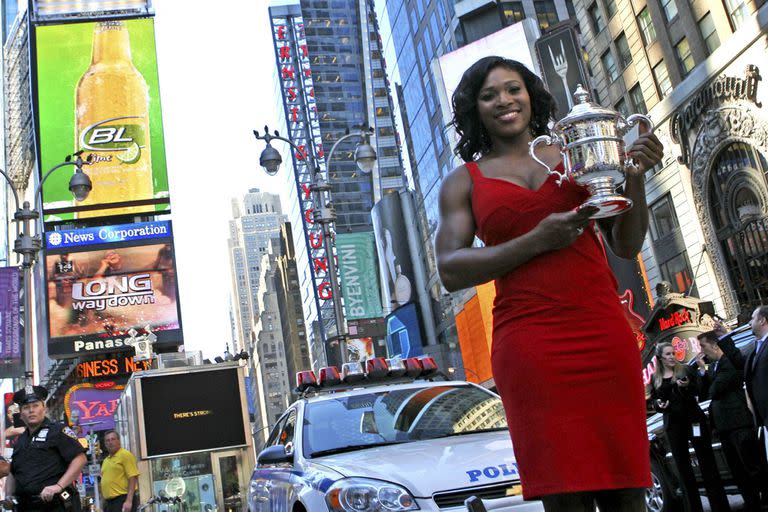 Serena Williams sostiene su trofeo de campeón del Abierto de Estados Unidos en Times Square de Nueva York, el lunes 8 de septiembre de 2008.