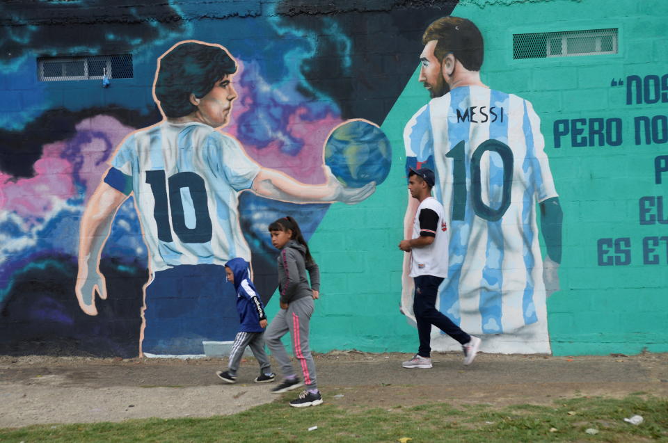 在阿根廷首都布宜諾斯艾利斯郊區，一幅馬拉度納與梅西的大型壁畫。圖片來源：REUTERS/Mariana Nedelcu