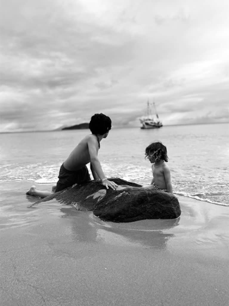 Milo Pauls y Alba Vera disfrutando de la playa