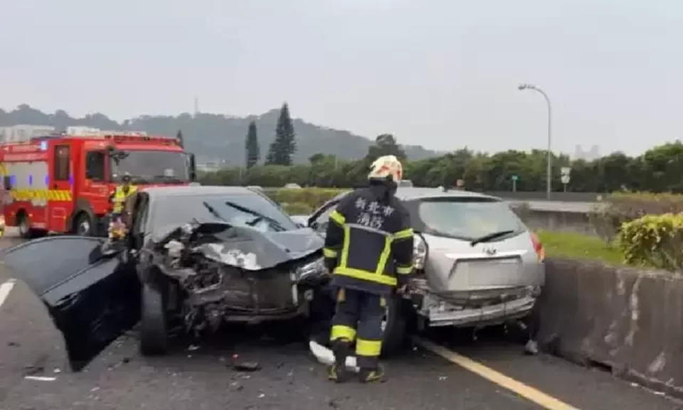 國道3號安坑段今晨發生9車連環車禍，造成2死6傷。（翻攝畫面）