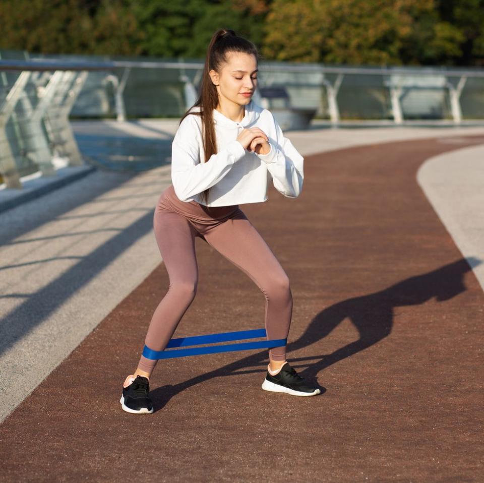 4.阻力帶側向行走(Banded Lateral Walk)