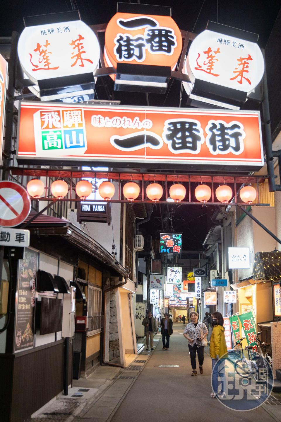 「半弓道場」座落在酒吧、烤肉店與居酒屋聚集的高山一番街上。 