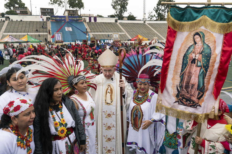 Archivo - El arzobispo de Los Ángeles, José H. Gómez, se toma fotografías con familias y grupos parroquiales junto a un estandarte con la imagen de la Virgen de Guadalupe en el estadio East Los Angeles College (ELAC) el 4 de diciembre de 2022, en Los Ángeles. (AP Foto/Damian Dovarganes, Archivo)