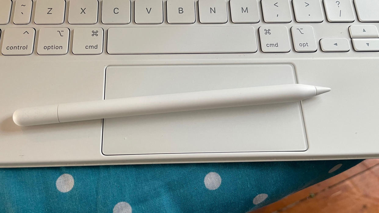  Apple Pencil USB-C on a white Magic Keyboard. 