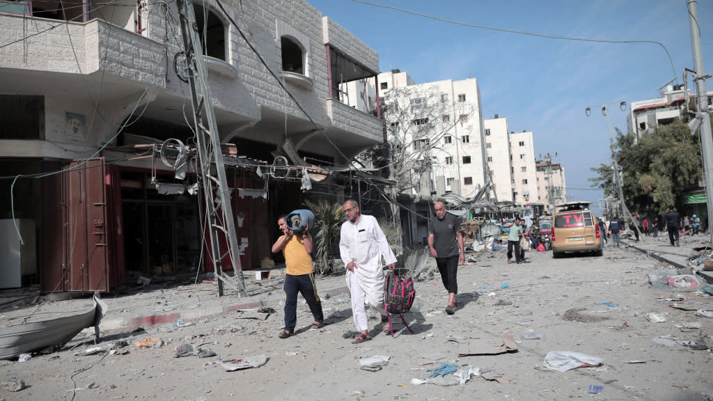  Civilians evacuate in Gaza. 