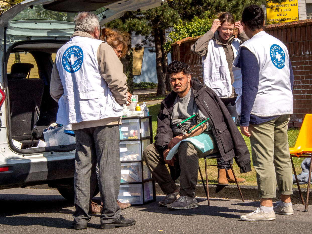 L'État a des obligations envers les réfugiés mais aussi les migrants en situation irrégulière. Pourtant, elles ne sont pas toujours respectées, même si des lois les encadrent. 