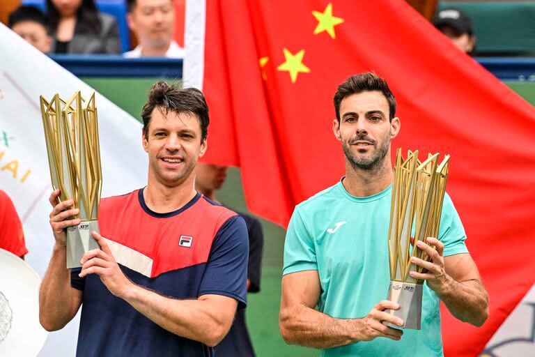 Horacio Zeballos y Marcel Granollers con los trofeos del último título que obtuvieron, en el Masters 1000 de Shanghai 