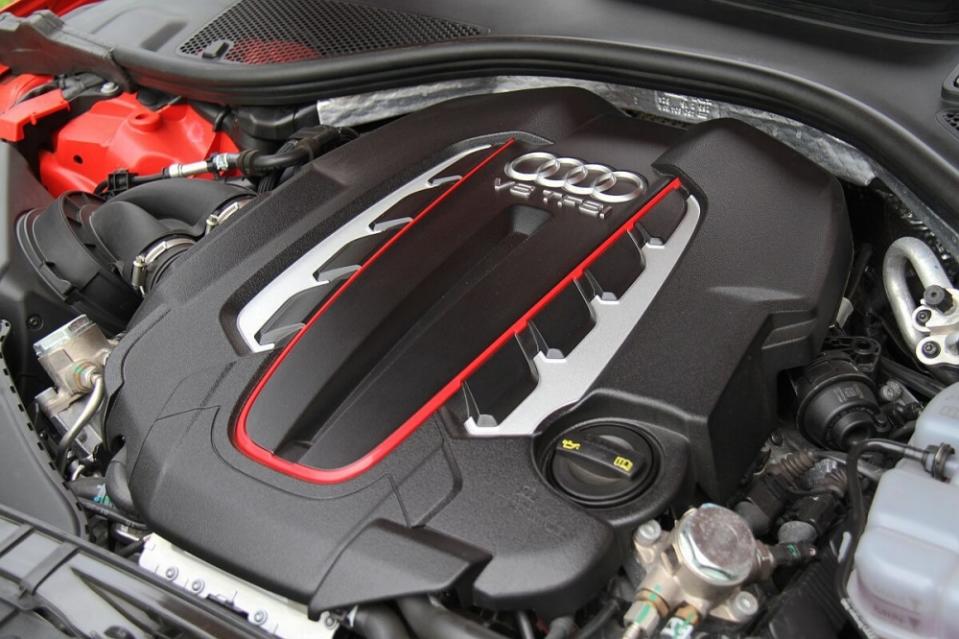 當行駛於壅擠路段時，S6的V8引擎在960~3500rpm之間的低轉速區域作動、變速箱檔位高於第三檔以上情況下，會根據實際行駛狀況，自行將V8引擎切換成V4模式運作，可具有節能的高效率表現。