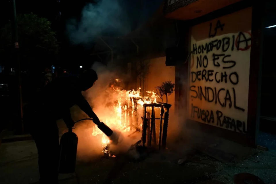 Reinstalan bandera LGBTQ+ en sede del Infonavit tras ser rota por miembros del sindicato.