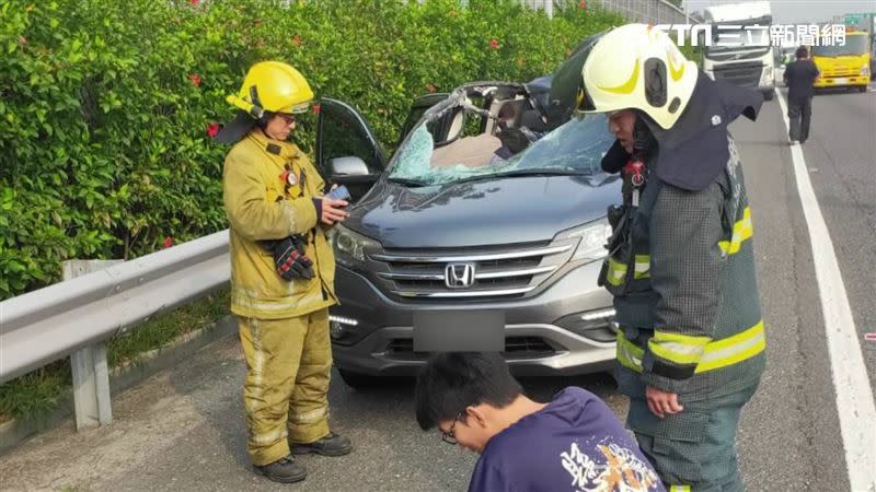 當時聯結車後輪從北上車道彈飛後，砸中南下車道的休旅車車頂。（圖／翻攝畫面）