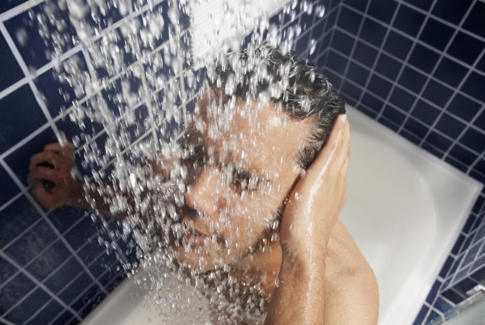 El reflejo de querer orinar cada vez que escuchamos correr el agua, puede ocurrirle tanto a mujeres como a hombres. (Getty Creative)