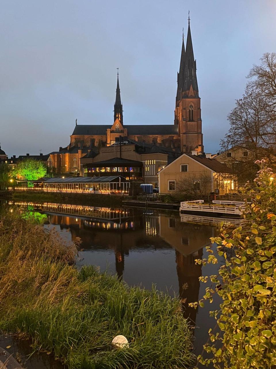 Vista de la Catedral de Uppsala desde el río Frysån.