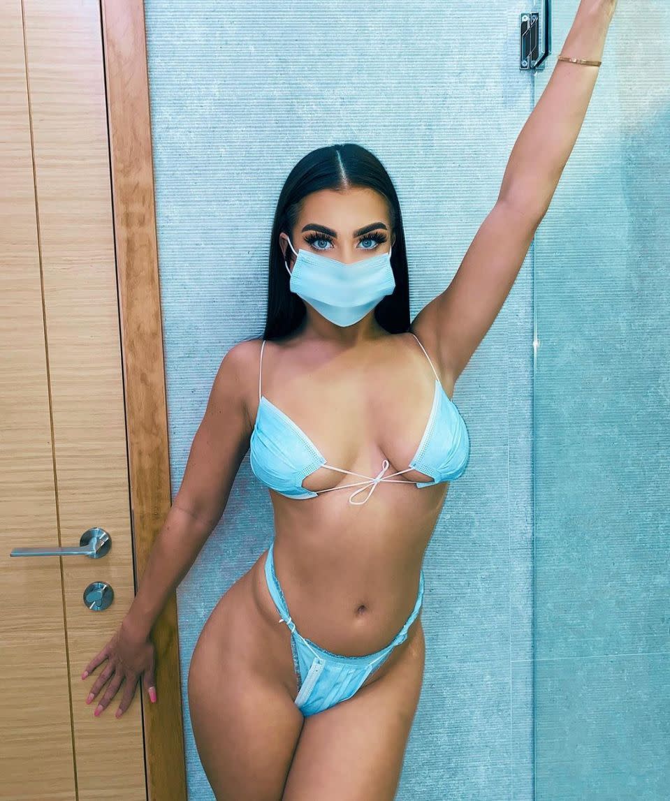 Love Island Star Katie Salmon geriet in die Kritik, weil sie einen Bikini aus Gesichtsmasken trug und in einer Online-Schimpftirade „sch*** auf die Covid-Impfung“ schrieb. Foto: Instagram/itskatiesalmon