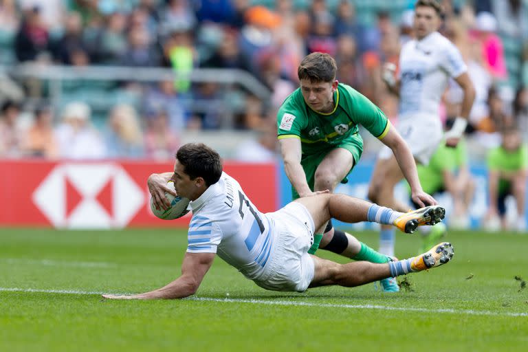 Alejo Lavayén apoya un try ante Irlanda