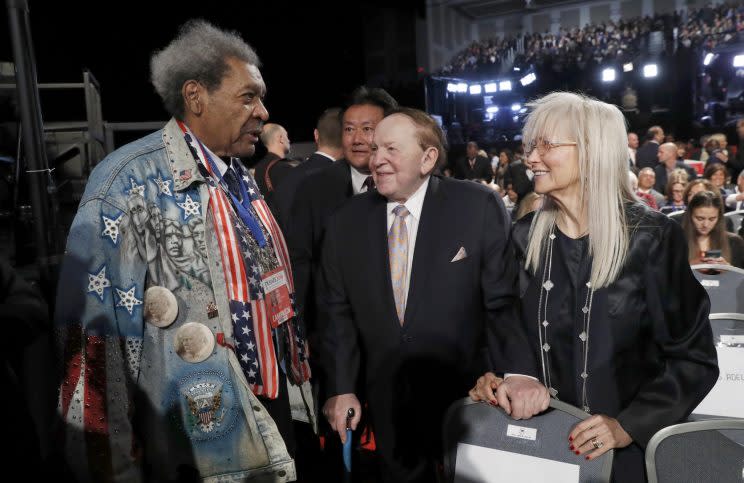 Don King talks with Sheldon Adelson and his wife Miriam before the start of the first U.S. presidential debate in Hempstead, N.Y., Sept. 26, 2016. (Lucas Jackson/Reuters)