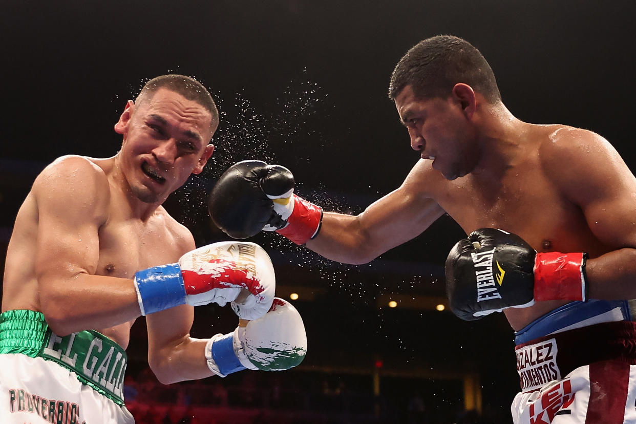 GLENDALE, ARIZONA - DECEMBER 03: Roman Gonzalez (R) of Nicaragua lands a right hook on Juan Francisco Estrada of Mexico during their WBC super flyweight title bout at Desert Diamond Arena on December 03, 2022 in Glendale, Arizona. (Photo by Christian Petersen/Getty Images)