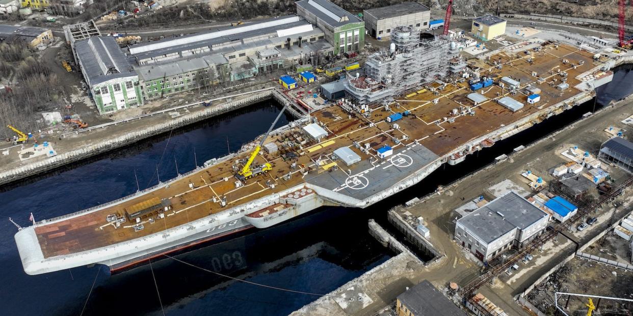 Der russische Flugzeugträger Admiral Kuznetsov in einer Werft in Murmansk im Mai 2022. - Copyright: Semen Vasileyev/Anadolu Agency via Getty Images