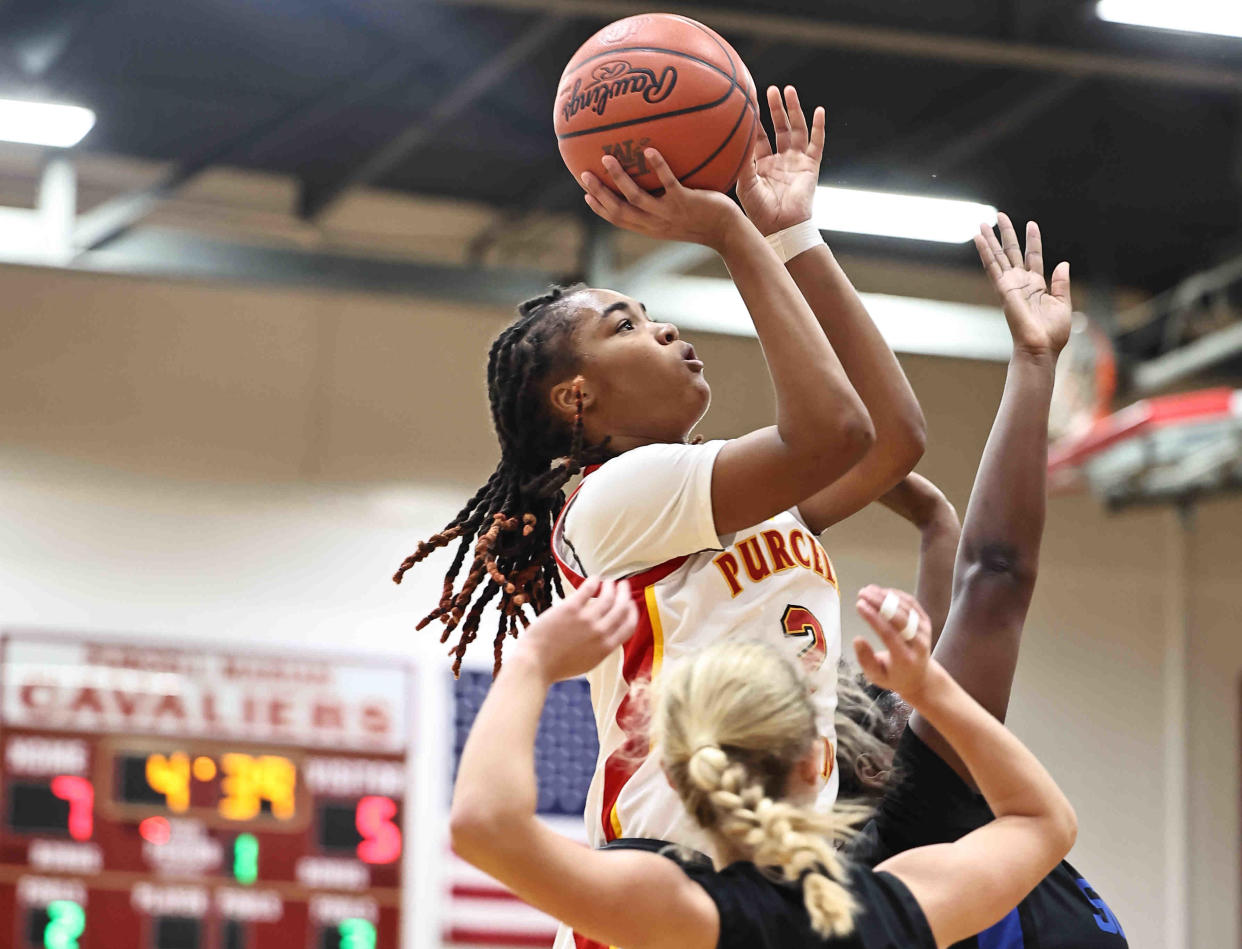 Purcell Marian's Dee Alexander (2) drives to the basket during the 65-47 win over Summit Country Day Saturday, Jan. 7, 2023.