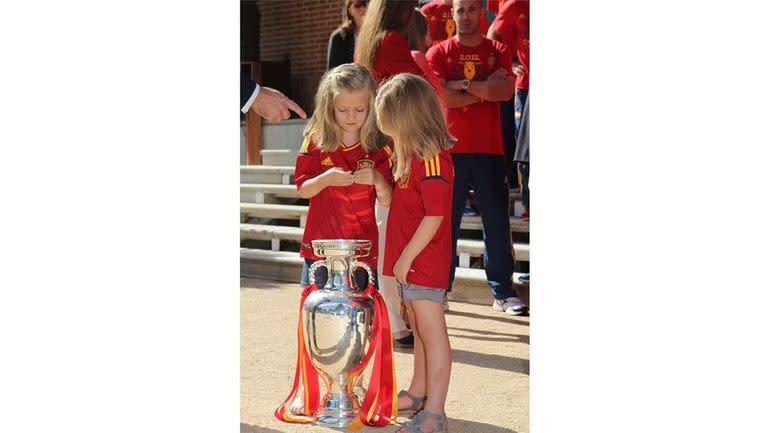 Leonor y Sofía tras el triunfo de la selección española en la Eurocopa de 2012