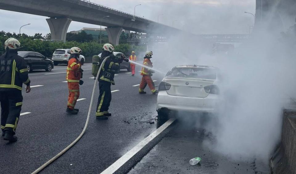 <strong>警消用水柱滅火時車子仍冒出大量濃煙。（圖／警方提供）</strong>