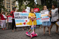 <p>Aktivisten und zahlreiche Kinder protestieren nahe der New Yorker Niederlassung des U.S. Immigration and Customs Enforcement (ICE) gegen Donald Trumps Einwanderungspolitik. (Bild: Drew Angerer/Getty Images) </p>