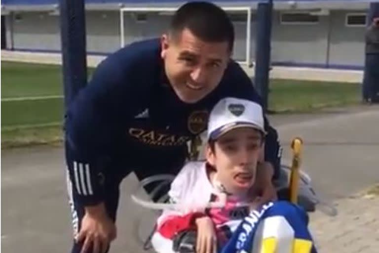 Juan Román Riquelme junto con Franco, un hincha que emocionó al ídolo xeneize